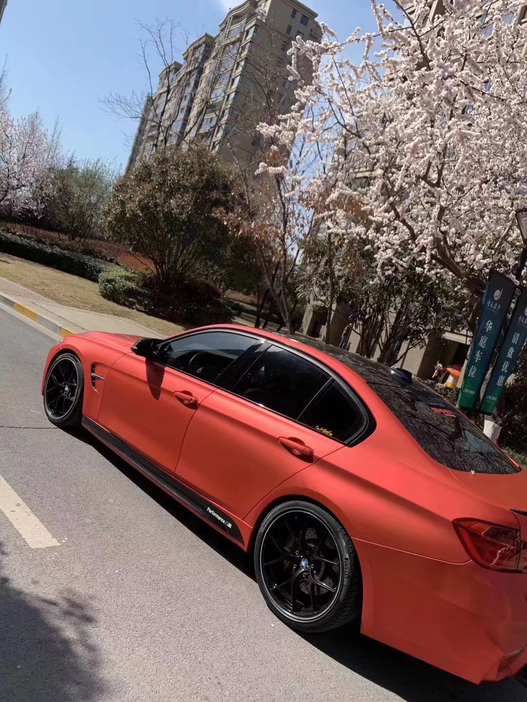 Ngắm siêu xe BMW i8 trong sắc đỏ nóng bỏng